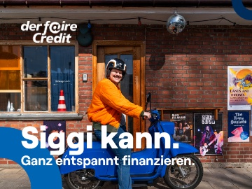 Mann sitzt auf E-Roller